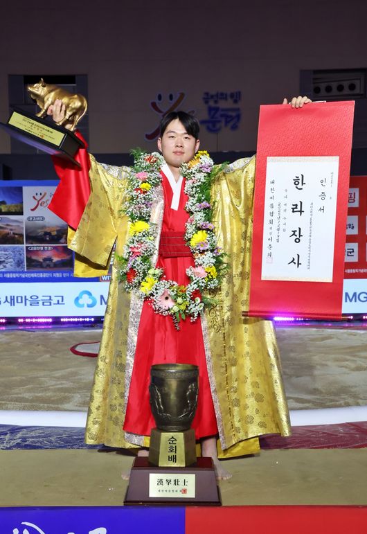 박민교는 19일 경북 문경시 문경실내체육관에서 열린 ‘위더스제약 2025 민속씨름 문경오미자장사씨름대회’ 한라급(105kg 이하) 장사 결정전(5전3선승제)에서 황재원(태안군청)를 3-0으로 꺾고 우승을 차지했다. / 대한씨름협회