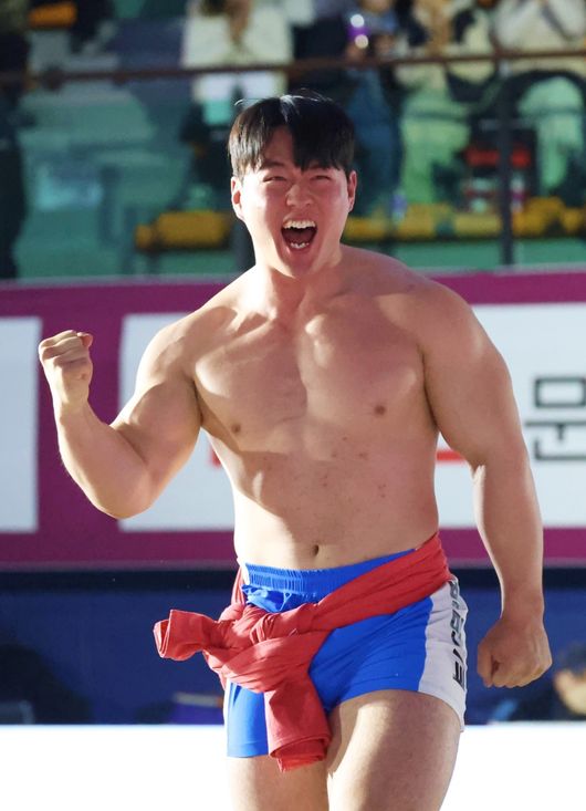 박민교는 19일 경북 문경시 문경실내체육관에서 열린 ‘위더스제약 2025 민속씨름 문경오미자장사씨름대회’ 한라급(105kg 이하) 장사 결정전(5전3선승제)에서 황재원(태안군청)를 3-0으로 꺾고 통산 9번째 한라장사에 올랐다. / 대한씨름협회
