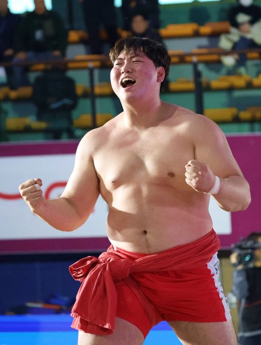 최성민은 20일 경북 문경시 문경실내체육관에서 열린 위더스제약 2025 민속씨름 문경오미자장사씨름대회 백두장사 결정전(5전3선승제)에서 유경준(영월군청)을 3-0으로 꺾었다. / 대한씨름협회