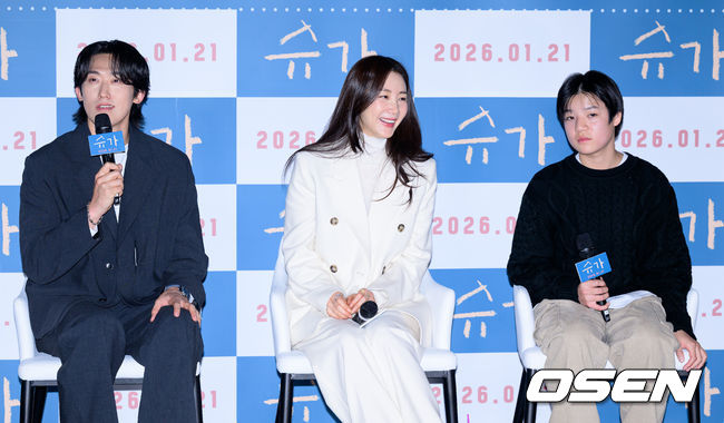 아들에게서 눈 떼지 못하는 '엄마'