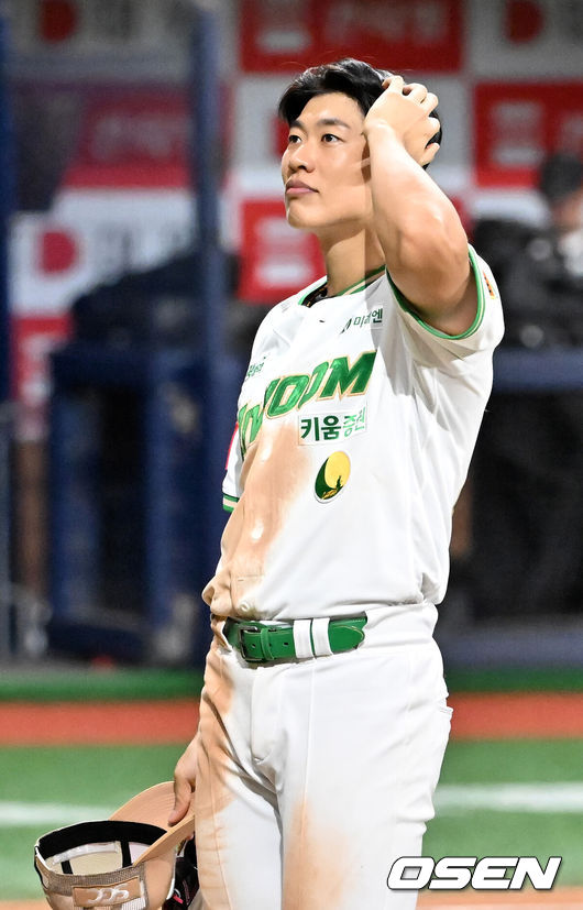 [OSEN=고척, 민경훈 기자] 15일 오후 서울 고척스카이돔에서 ‘2025 신한 SOL Bank KBO리그’ 키움 히어로즈와 KT 위즈의 경기가 열렸다.이 경기에서 키움은 20-20을 달성한 송성문의 활약에 힘입어 KT에 7-3으로 승리했다.경기를 마치고 키움 송성문이 팬들의 함성을 듣고 있다. 2025.08.15 / rumi@osen.co.kr