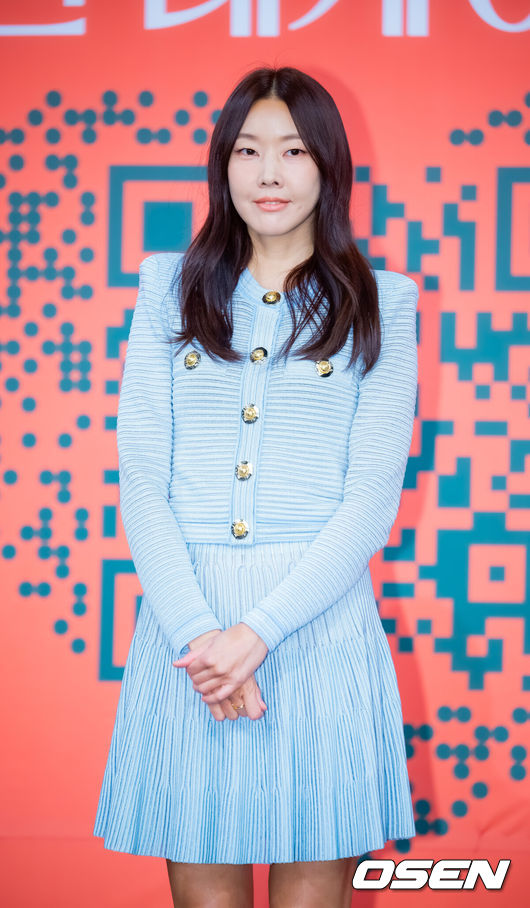 [OSEN=민경훈 기자] 27일 오전 여의도 KBS 본관 TV스튜디오 TS-1에서 KBS 새 예능 ‘누난 내게 여자야’ 제작발표회가 진행됐다.KBS2 새 예능 ‘누난 내게 여자야’는 사랑 앞에 과감하고 솔직한 연상연하 남녀들의 도발적이고 진솔한 연애세포 재생 리얼리티로, ‘누나 대표’ 한혜진과황우슬혜, ‘연하남 대표’장우영과수빈이 출연한다.한혜진이 입장하며 포즈를 취하고 있다. 2025.10.27 / rumi@osen.co.kr