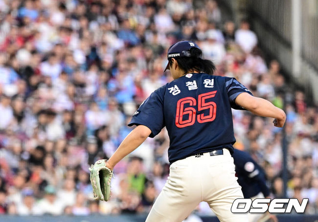 [OSEN=잠실, 지형준 기자] 6일 오후 서울 잠실구장에서 ‘2025 신한 SOL Bank KBO리그’ 두산 베어스와 롯데 자이언츠의 경기가 열렸다.이날 두산은 잭로그, 롯데는 나균안을 선발로 내세웠다.8회말 수비를 마친 롯데 정철원이 세리머니를 하고 있다. 2025.06.06 /jpnews@osen.co.kr