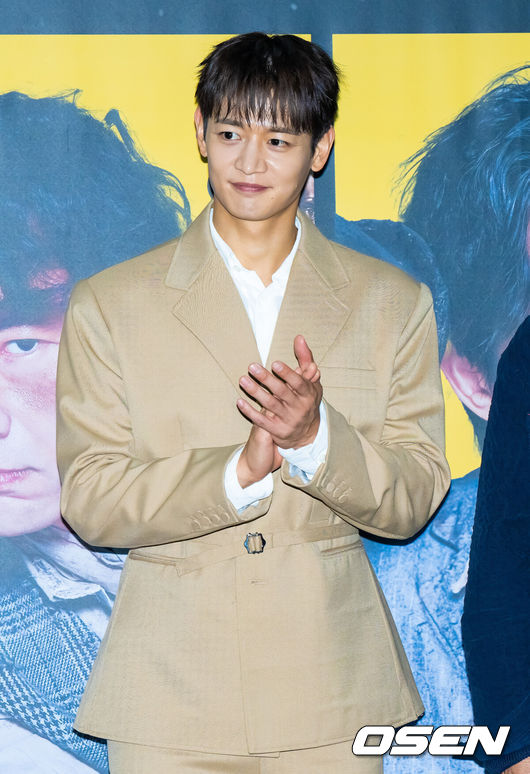 [OSEN=박준형 기자] 19일 오후 서울 대학로 예스24 스테이지 3관에서 연극 '고도를 기다리며를 기다리며' 기자간담회가 진행됐다.'고도를 기다리며를 기다리며'는 미국 배우이자 극작가인 데이브 핸슨의 대표작으로 부조리극의 고전 '고도를 기다리며'를 오마주한 메타 코미디 연극으로 에스터 역에는 배우 박근형과 김병철이, 밸 역에는 이상윤과 샤이니 출신 최민호가, 로라 역은 김가영과 신혜옥이 나선다. 배우 최민호가 포즈를 취하고 있다. 2025.08.19 / soul1014@osen.co.kr