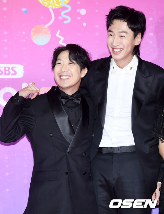 [OSEN=민경훈 기자] 28일 오후 서울 마포구 SBS 프리즘타워 로비에서 진행된 '2018 SBS 연예대상' 포토월 행사에서 하하와 이광수가 포토타임을 갖고 있다./ rumi@osen.co.kr