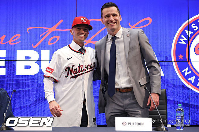 [사진] 워싱턴 블레이크 부테라 감독(좌)과 폴 토보니 편성본부장 ⓒGettyimages(무단전재 및 재배포 금지)