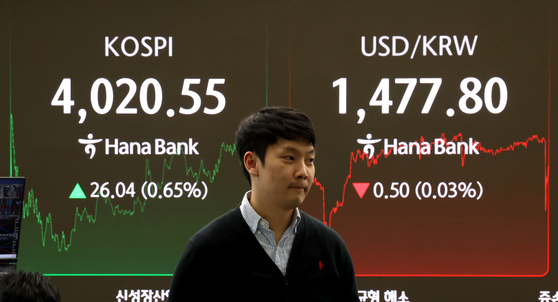 코스피가 기관의 매수세에 힘입어 상승 마감한 19일 서울 중구 하나은행 딜링룸 현황판에 전일 대비 26.04포인트(0.65%)상승한 4,020.55를 나타내고 있다. 뉴스1