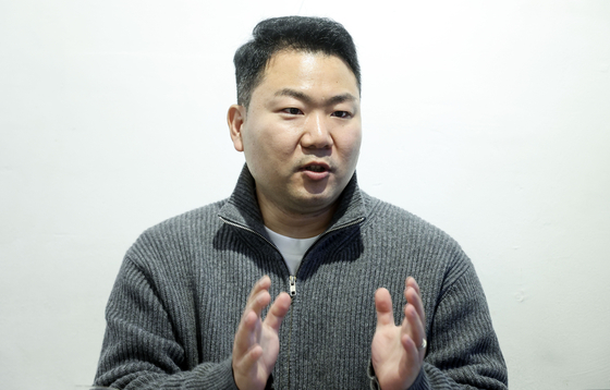 경찰관 수기집 ‘여기, 우리가 있습니다’에 참여한 양창모 경사(용산경찰서)이 16일 서울 마포구의 한 카페에서 중앙일보와 인터뷰하고 있다. 김성룡 기자