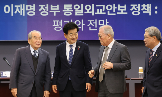 지난 3일 서울 프레스센터에서 열린 한반도평화포럼 주최 '정부 출범 6개월, 남북관계 원로 특별좌담'에서 정동영 통일부 장관이 기념촬영을 위해 대기해 있다. 왼쪽부터 임동원 한반도평화포럼 명예이사장, 정 장관, 정세현 전 통일부 장관, 이재정 전 통일부 장관. 연합뉴스