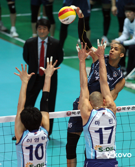 삼성화재 시절, 신치용 감독(뒷쪽)이 지켜보는 가운데 스파이크를 하고 있는 레오. [사진 KOVO] 