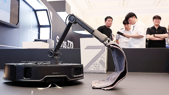 지난 6월 17일 중국 기업 로보락이 세계 최초로 5축 접이식 로봇 팔을 탑재한 로봇청소기 ‘Saros Z70’(사로스 Z70)를 소개하고 있다. 뉴스1