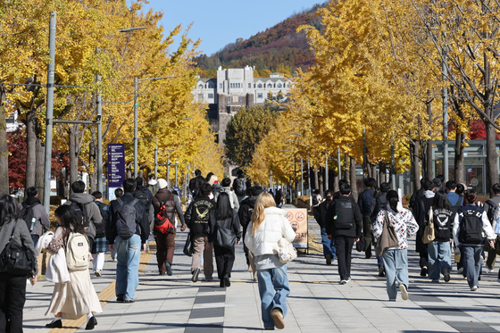 지난 10월 중간시험에서 AI를 이용한 대규모 부정행위가 발생한 서울 서대문구 연세대 신촌캠퍼스에서 학생이 등교하는 모습. 뉴스1