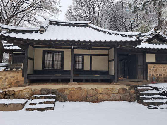 장욱진이 만년에 기거하며 그림을 그린 용인 기흥 한옥의 설경. 사진 장욱진미술문화재단