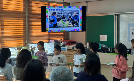 지난달 28일 제주 평대초에서 3학년 학생들이 1학기 동안 학교 인근 쉰모살 해변에서 체험 활동을 토대로 엮은 책 출판 설명회를 열었다. 활동에 참여한 학생 중 절반은 서울시교육청의 농촌유학 프로그램을 통해 평대초에 다니고 있는 서울 학생들이다. 이보람 기자