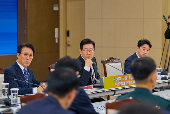 이재명 대통령이 지난 18일 서울 용산구 국방부에서 열린 국방부·국가보훈부 업무보고에 참석해 있다. 사진 대통령실