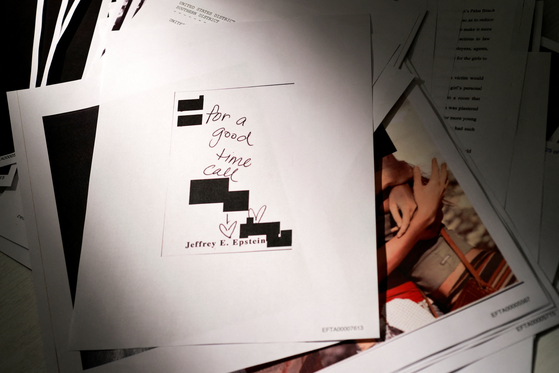 미국 법무부가 공개한 제프리 엡스타인의 법정 소송 관련 문서. 로이터=연합뉴스