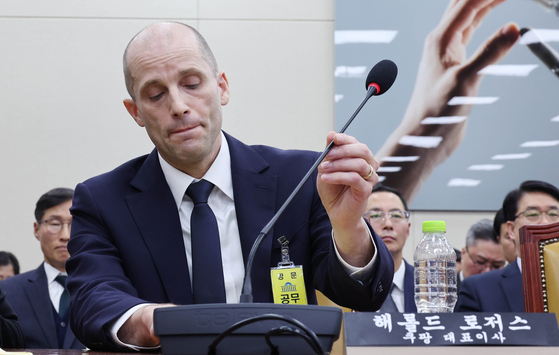 해롤드 로저스 쿠팡 대표가 지난 17일 국회 과학기술정보방송통신위원회에서 열린 쿠팡 개인정보 유출 사고 관련 청문회에 참석해 의원 질의에 답한 뒤 마이크를 치우고 있다. 임현동 기자