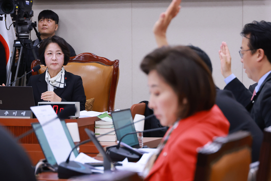 18일 국회 법제사법위원회 전체회의에서 국민의힘 나경원 의원 등 법사위원들이 정보통신망법 개정안 등에 관한 대체토론 발언권을 얻기 위해 손을 들고 있는 모습. 연합뉴스