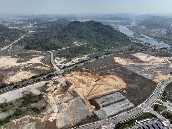 지난 4월 25일 세종시 세종동 국회세종의사당 건립 예정 부지 모습. 행정중심복합도시건설청(행복청)은 세종시 신도시 중심부인 세종동(S-1생활권) 일대 약 210만㎡(약 63만평)를 국가상징구역으로 지정하고 개발을 추진해왔다. 이곳에는 대통령 제2집무실과 국회세종의사당 등 국가중추기관이 들어설 예정이다. 연합뉴스