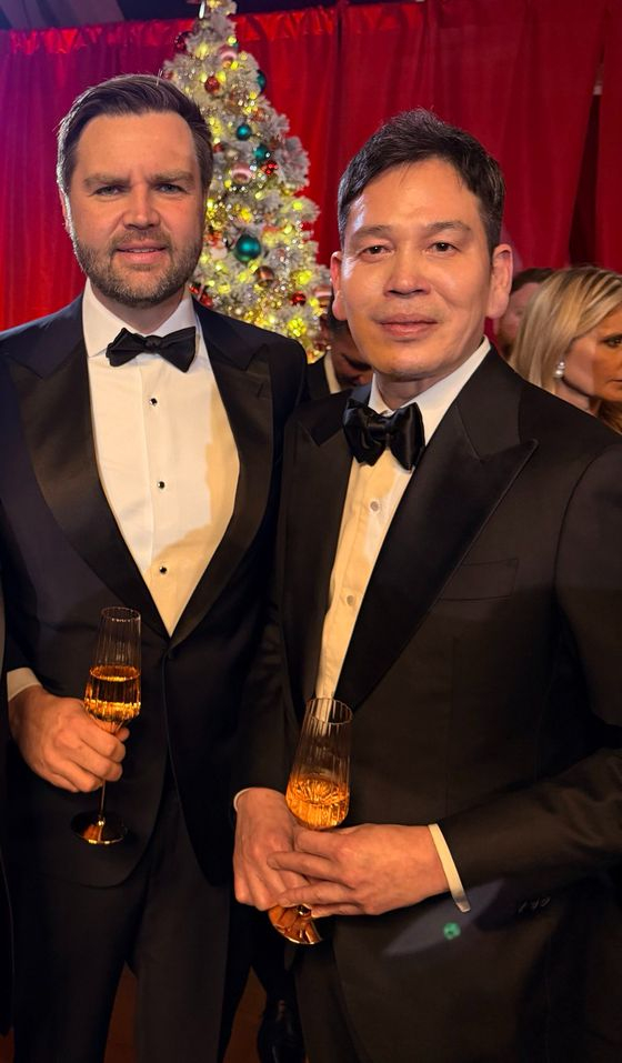 정용진 신세계그룹 회장이 지난 12일(현지시간) 미국 워싱턴 DC에 있는 JD 밴스 미국 부통령 관저에서 열린 성탄절 만찬에 참석했다. 왼쪽부터 밴스 미국 부통령, 정 회장. 사진 신세계그룹