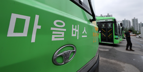 서울 시내 마을버스 차고지에 마을버스가 정차돼 있다. [뉴스1]