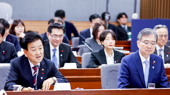  정동영 통일부 장관(왼쪽)이 지난 19일 정부서울청사 별관에서 열린 외교부(재외동포청)·통일부 업무보고에서 발언하는 모습. 정 장관의 오른쪽은 조현 외교부 장관. 연합뉴스