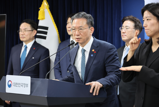 정성호 법무부 장관이 지난19일 서울 종로구 정부서울청사에서 업무보고 사후 브리핑을 하고 있다. 연합뉴스