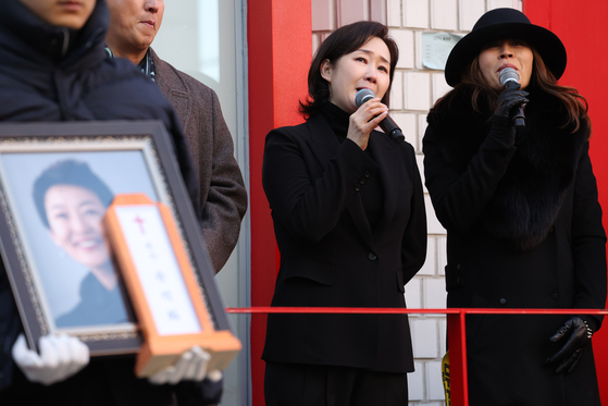 21일 서울 종로구 한예극장 앞에서 열린 배우 윤석화의 노제에서 후배 뮤지컬 배우들이 고인의 애창곡 '꽃밭에서'를 부르고 있다. 연합뉴스