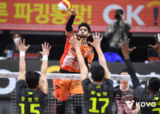 OK저축은행에서 활약하던 시절의 레오. [사진 KOVO]