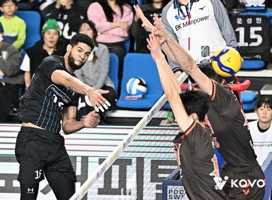 현대캐피탈 아웃사이드 히터 레오(왼쪽)가 강력한 스파이크로 OK저축은행 블로킹 벽을 뚫어내고 있다. [사진 KOVO]