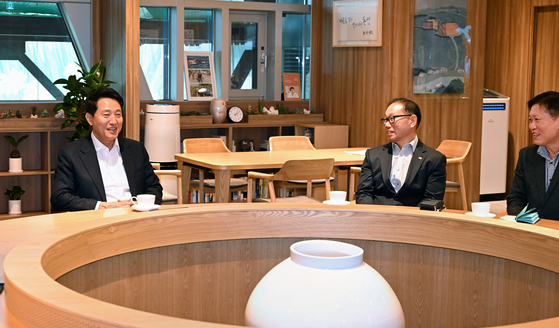 오세훈 서울시장이 19일 김승용 마을버스조합 이사장에게 마을버스 서비스 개선과 관련해 시정 협조를 당부하고 있다. [사진 서울시]