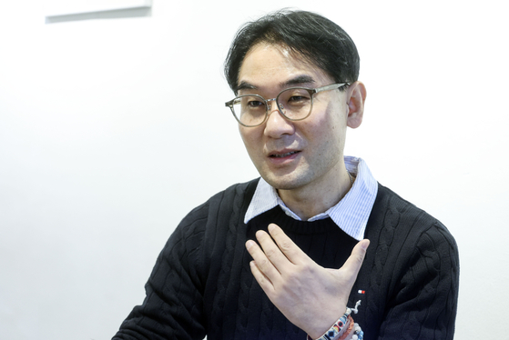 경찰관 수기집 ‘여기, 우리가 있습니다’ 에 참여한 이종석 경감(양천경찰서)이 16일 서울 마포구의 한 카페에서 중앙일보와 인터뷰하고 있다. 김성룡 기자. 2025.12.16.