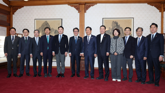 김민석 국무총리와 정청래 더불어민주당 대표, 강훈식 대통령실 비서실장이 21일 서울 종로구 국무총리공관에서 열린 제5차 고위당정협의회에 앞서 참석자들과 기념촬영을 하고 있다. 뉴스1