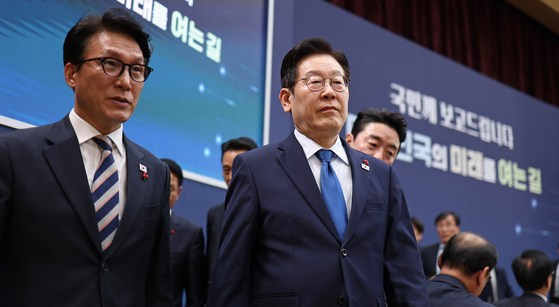 이재명 대통령이 지난 17일 정부세종컨벤션센터에서 행정안전부(경찰청, 소방청)·인사혁신처 업무보고를 마친 후 이동하고 있다.   왼쪽은 김민석 국무총리. 연합뉴스