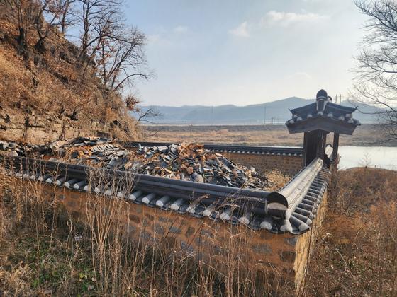 지난 17일 경북 안동시 일직면에 위치한 상현정이 지난 3월 산불로 완전히 불에 탄 채 방치돼 있다. 김정석 기자