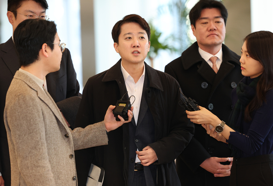 이준석 개혁신당 대표가 21일 윤석열 전 대통령의 공천개입 의혹과 관련한 조사를 받기 위해 서울 종로구 KT 광화문빌딩 웨스트에 마련된 민중기 특별검사팀에 피의자 신분으로 출석하며 취재진의 질문에 답하고 있다. 연합뉴스