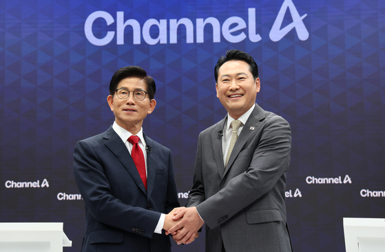 국민의힘 당대표 선거 결선에 진출한 김문수(왼쪽), 장동혁 당시 후보가 지난 8월 23일 서울 채널A 광화문 스튜디오에서 결선 투표를 앞두고 방송토론회를 가졌다. 국회사진기자단