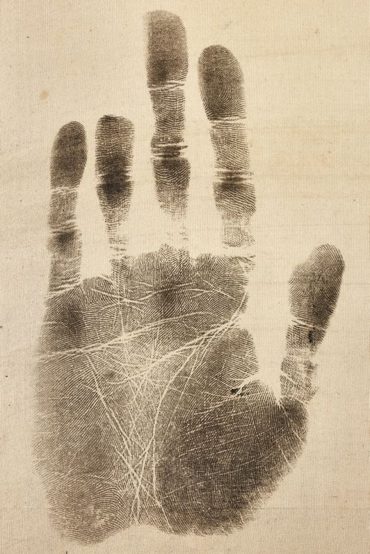 안중근 의사의 유묵 '장탄일성선조일본(長歎一聲先弔日本)' 환수를 기념하는 특별전 '동양지사 안중근, 통일이 독립이다'가 2026년 4월 5일까지 경기도박물관 기증실에서 열린다. 사진은 유묵의 손바닥 인장 부분 확대. 