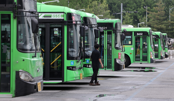 서울 시내 마을버스 차고지에 마을버스가 정차돼 있다. [뉴스1]