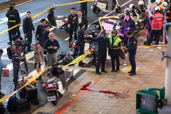 지난 19일 대만 타이베이에서 '외로운 늑대' 범인이 연막탄을 터뜨리고 지나는 시민을 무차별 공격해 15명이 사상당한 사건이 발생한 뒤 경찰이 중산역 인근 사건 현장을 노란색 범죄 현장 테이프로 봉쇄하고 있다. 로이터=연합뉴스 