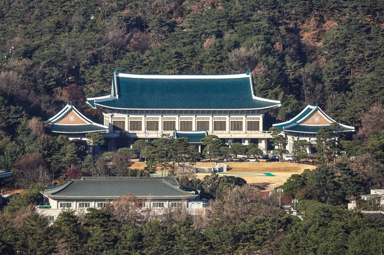 대통령 집무실을 청와대로 이전하는 작업이 본격적으로 시작된 8일 정부서울청사에서 바라 본 청와대. 김종호 기자