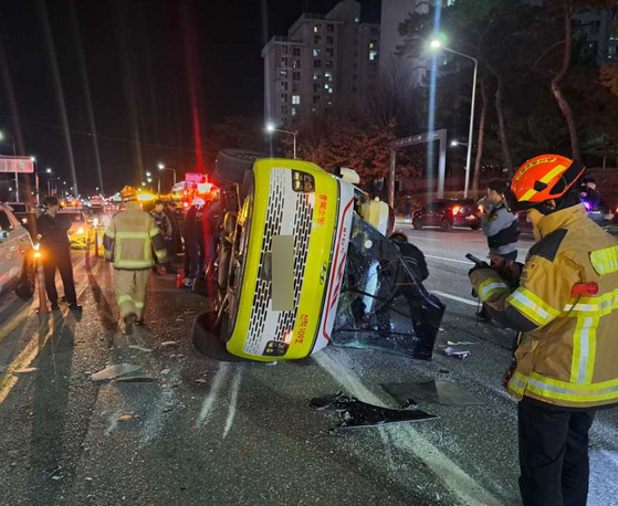 사고로 전도된 119구급차. 사진=원주소방서 