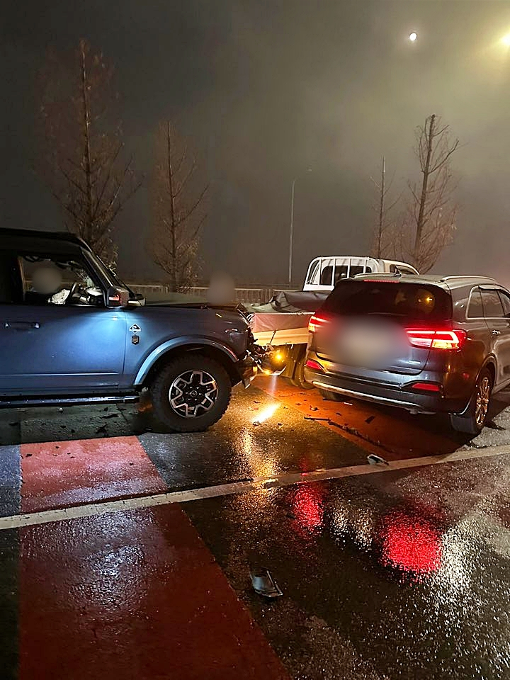 지난 1월 경기 고양시 자유로 파주방향 구산IC 부근에서 도로 결빙(블랙아이스)으로 추정되는 44중 추돌사고가 발생했다. 뉴스1