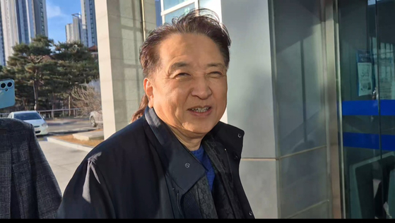 지역 체육계 인사들로부터 금전을 수수한 의혹을 받는 김영환 충북지사가 두 번째 소환조사를 받기 위해 21일 충북경찰청에 출석하고 있다. 연합뉴스