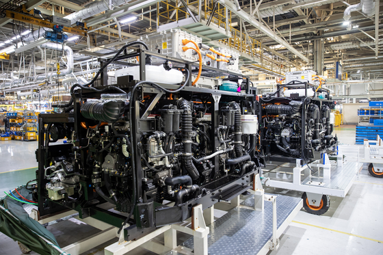 현대차 수소버스 유니버스·일렉시티, 수소전기차 넥쏘에 들어가는 수소연료전지시스템 '스택'. 현대모비스가 생산해 현대차에 공급하고 있다. 사진 현대차