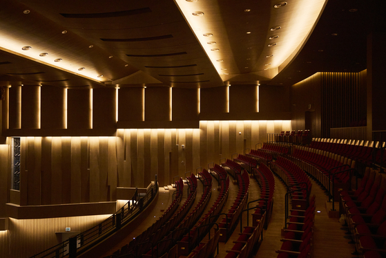 공식 개관을 앞두고 27일 '금난새&성남시립교양악단' 초청 공연과 31일 제야 음악제가 열릴 화성예술의전당 동탄아트홀. [사진 화성시문화관광재단]