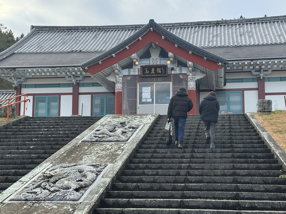 지난 18일 고려관을 찾아온 이용객들이 계단을 올라가고 있다. 올해 28년을 맞은 고려관은 시설 노후와 방문객 감소로 고민이 깊어지고 있다. 김현예 특파원 