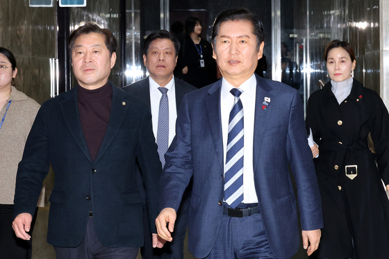 정청래 더불어민주당 대표가 22일 본회의에 앞서 비공개로 열린 민주당 의원총회에 입장하고 있다. 연합뉴스