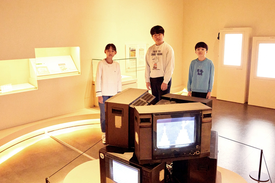 '탄수화물 연대기'에서 탄수화물과 관련된 과거의 여러 뉴스와 영상을 살펴본 원지민·이시온·최수혁(왼쪽부터) 학생기자. 