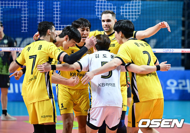 [OSEN=장충, 최규한 기자] 21일 서울 장충체육관에서 ‘진에어 2025~2026 프로배구 V리그’ 남자부 우리카드와 KB손해보험의 경기가 열렸다.이날 경기는 방문팀 KB손해보험이 세트스코어 3-1(25-23 9-25 27-25 25-23)로 승리를 따냈다.4세트 막판 KB손해보험 선수들이 득점에 기뻐하고 있다. 2025.12.21 / dreamer@osen.co.kr